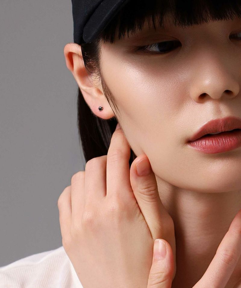 Petite Modern”ブラックダイヤモンドピアス（Sサイズ/0.1CT