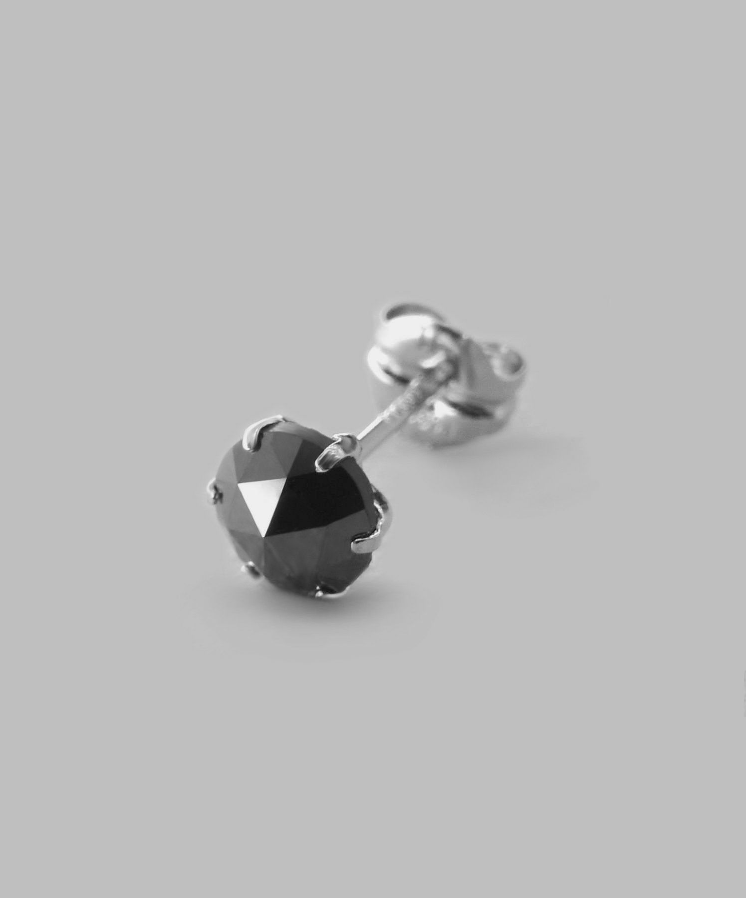 ブラックダイヤモンドピアス/Mサイズ/プラチナ900 | ライオンハート