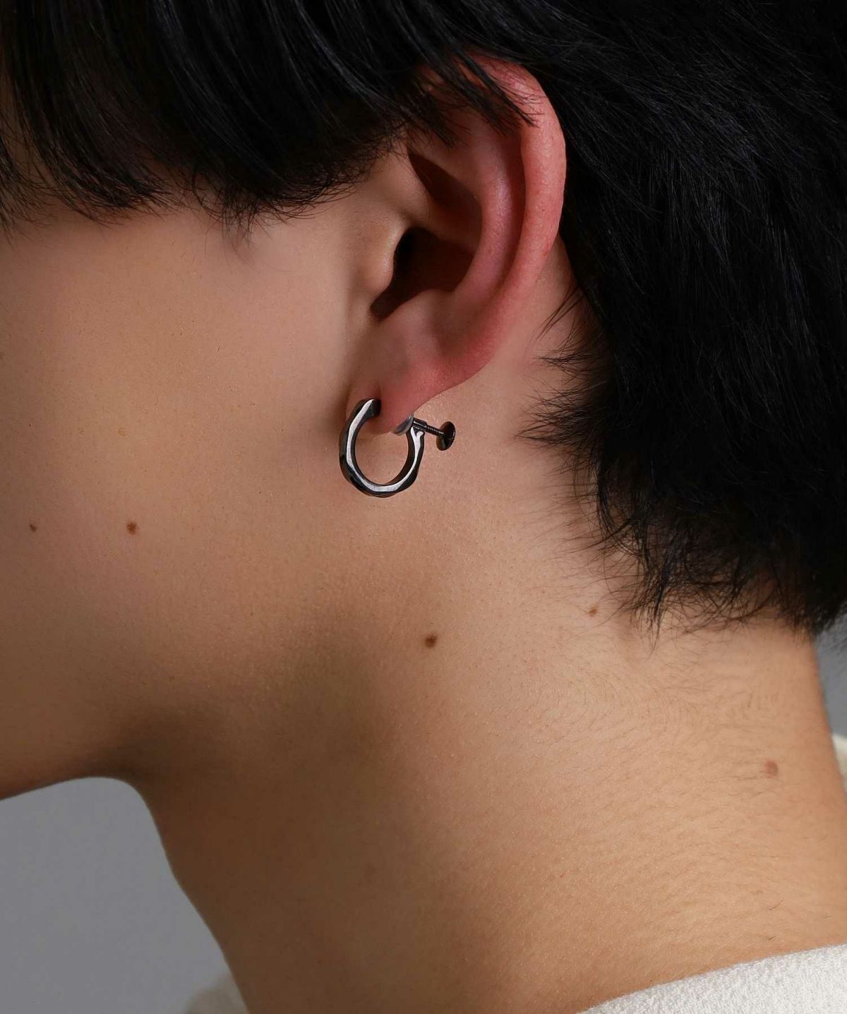 シルバーイヤリング/ツイストテクスチャー/シルバー925（ブラック）