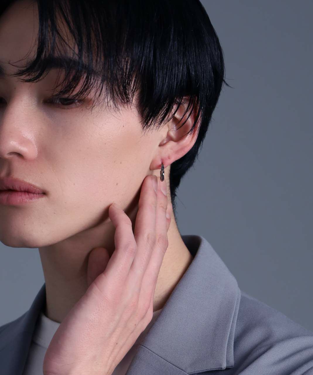 【WEB限定】ツイストフープピアス/ライトブラック/サージカルステンレス316L（金属アレルギー対応）