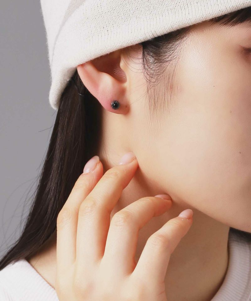 限定展開】“HAWAIIAN”ジルコニアスタッズピアス（ライトブラック